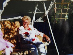«IN THE GARDEN»: COLOUR PHOTO, PHOTOGRAPH, PHOTO, GARDEN, MATURE LADY, NATURE, PERSON!