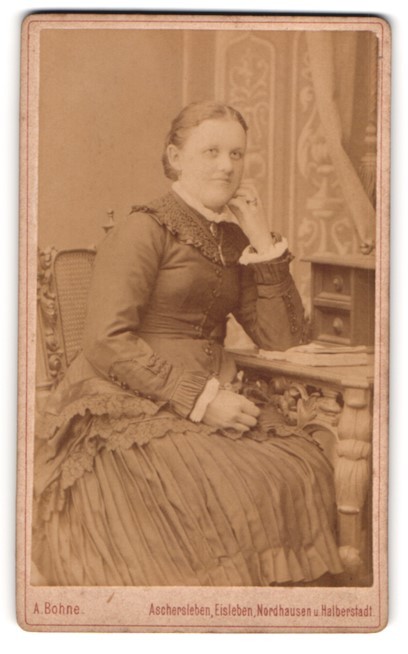 Photograph A. Bohne, Aschersleben, market 25, lush commoners in richly verzie