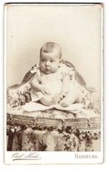 Photograph Carl Koch, Hamburg, Neuerwall 30, cute little girl with Pau