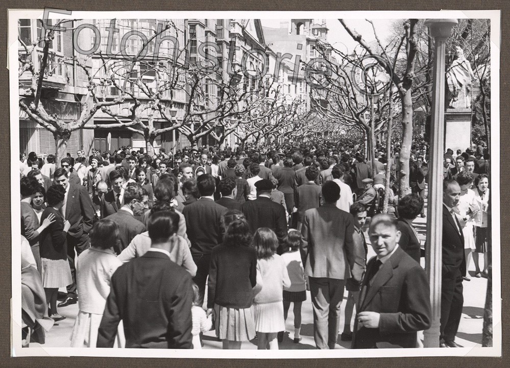 Photo Spain Burgos Crowd Paseo Crowds 1950s