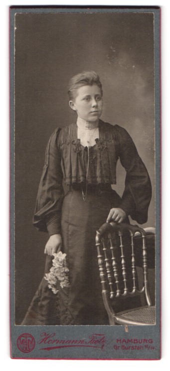 Photograph Hermann Tietz, Hamburg, size Burstah 12-14, portrait young lady in ze