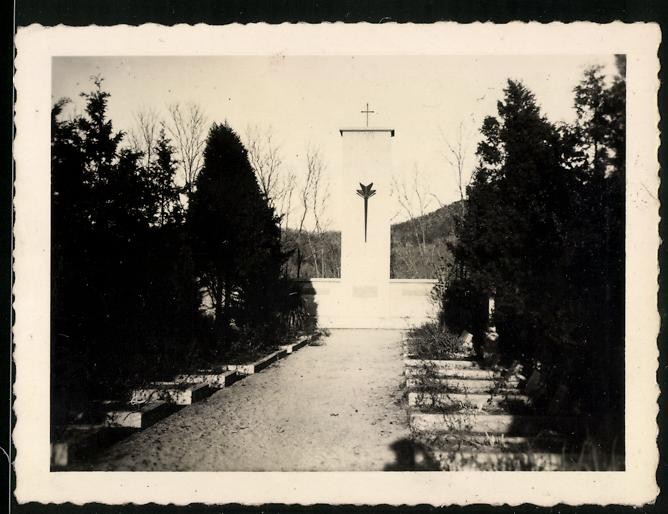 Photograph Tsingtao / China, German war memorial to the fallen of Boxera