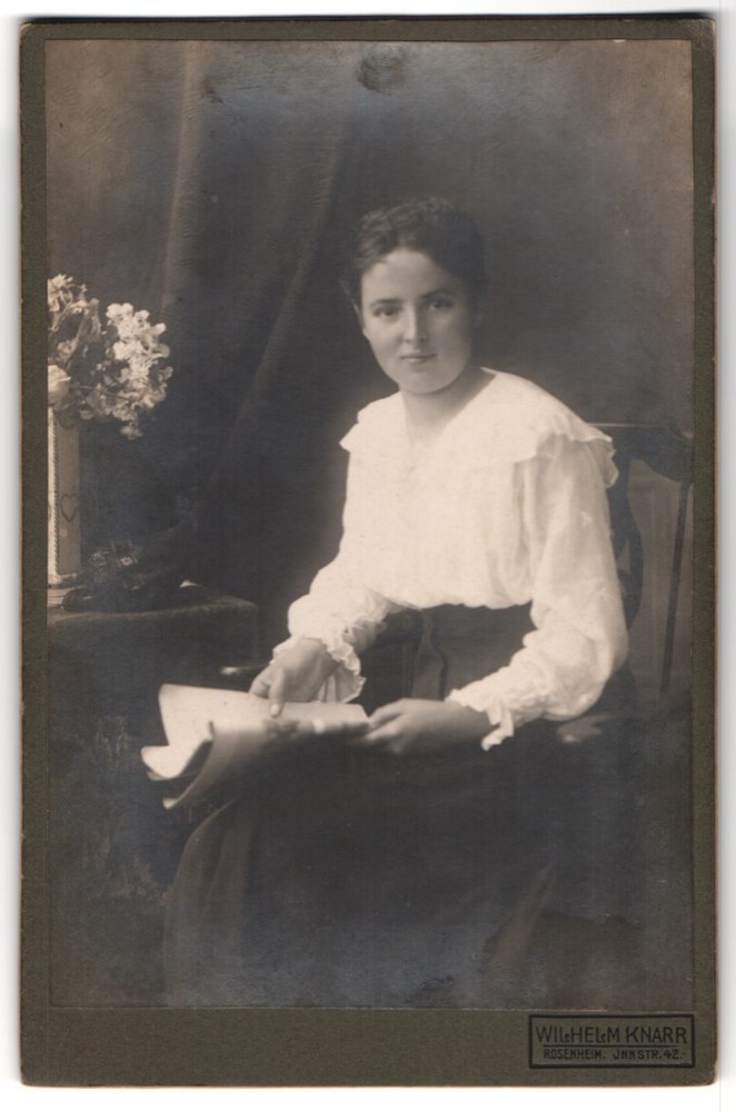 Photograph Wilhelm Knarr, Rosenheim, Innstrasse 42, young woman in skirt and white