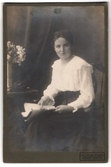 Photograph Wilhelm Knarr, Rosenheim, Innstrasse 42, young woman in skirt and white
