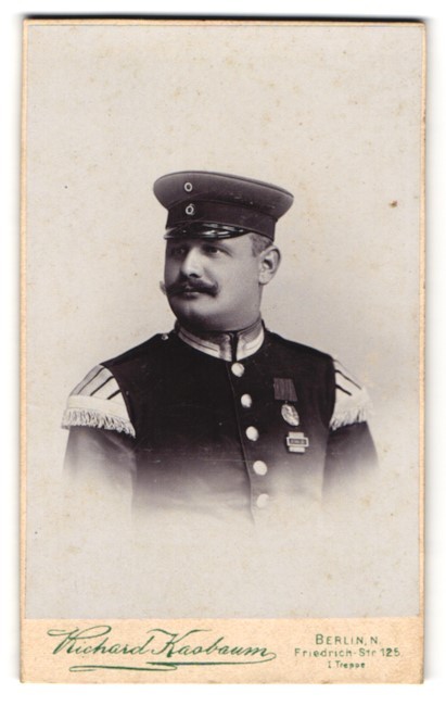 Photograph Richard Kasbaum, Berlin, Uffz. in musician uniform with medal and black
