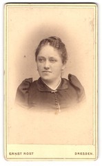Photograph Ernst Rost, Dresden, Wettinerstr. 15, Portrait Housewife in Holiday Sk