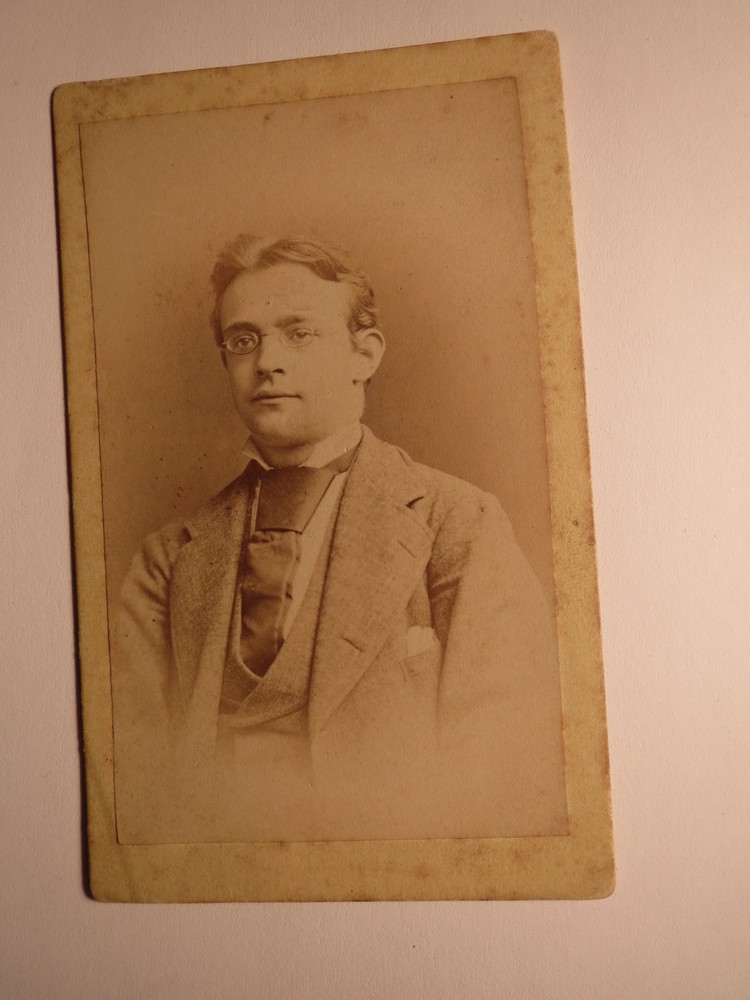 Celle – around 1877 – Robert Möller as a young man in a suit / CDV