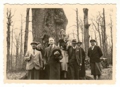 ALTES FOTO – MODE – FAMILIE – WANDERUNG IM WALD – GRUPPENFOTO VOR BAUM