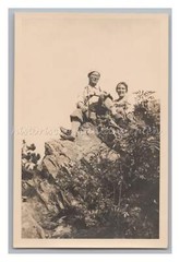 Mann & Frau sitzen auf Felsen 1932 – Wandern Freizeit – Altes Foto 1930er