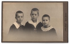Photograph Otto Diel, Hünfeld, Hersfelderstrasse 239, portrait three children in ze