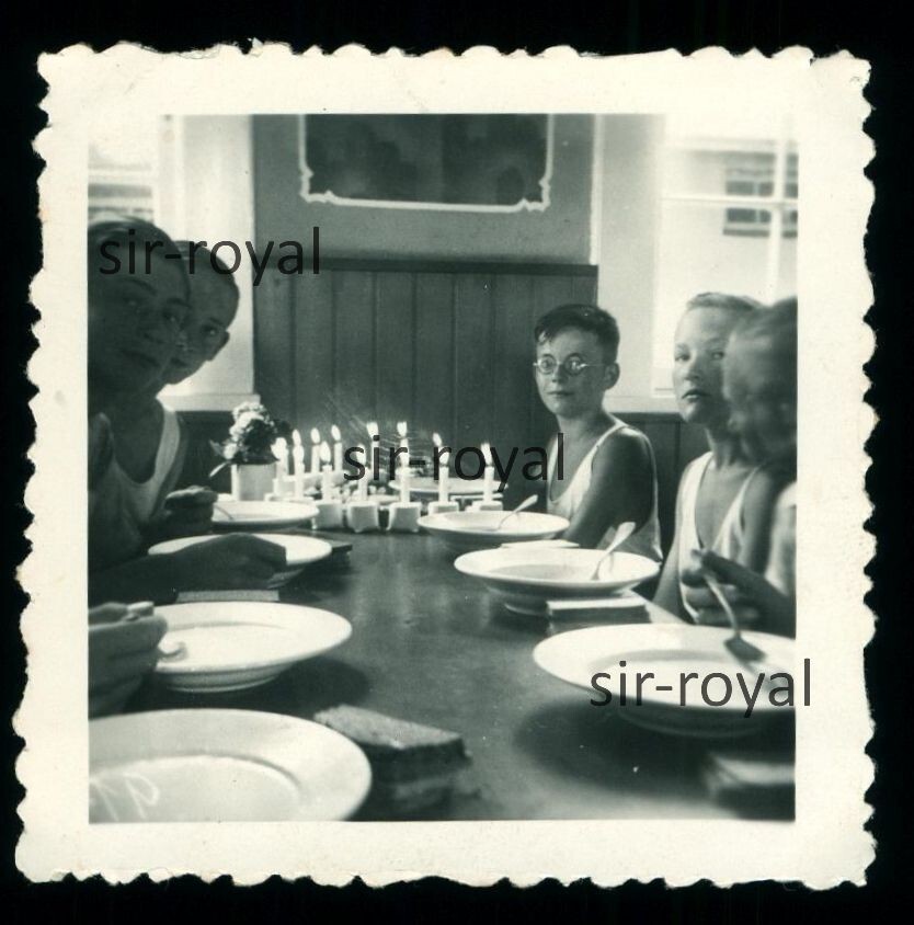 Jungs im Sporthemd in Heim / Anstalt – 1930er Geburtstag Milchsuppe – Foto 6x6cm
