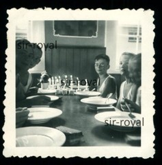 Jungs im Sporthemd in Heim / Anstalt – 1930er Geburtstag Milchsuppe – Foto 6x6cm