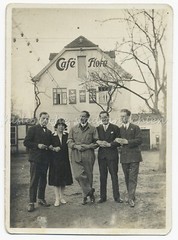 Excursion Cafe Flora – Group Travel Leisure Fashion – Vintage Photo 1930s