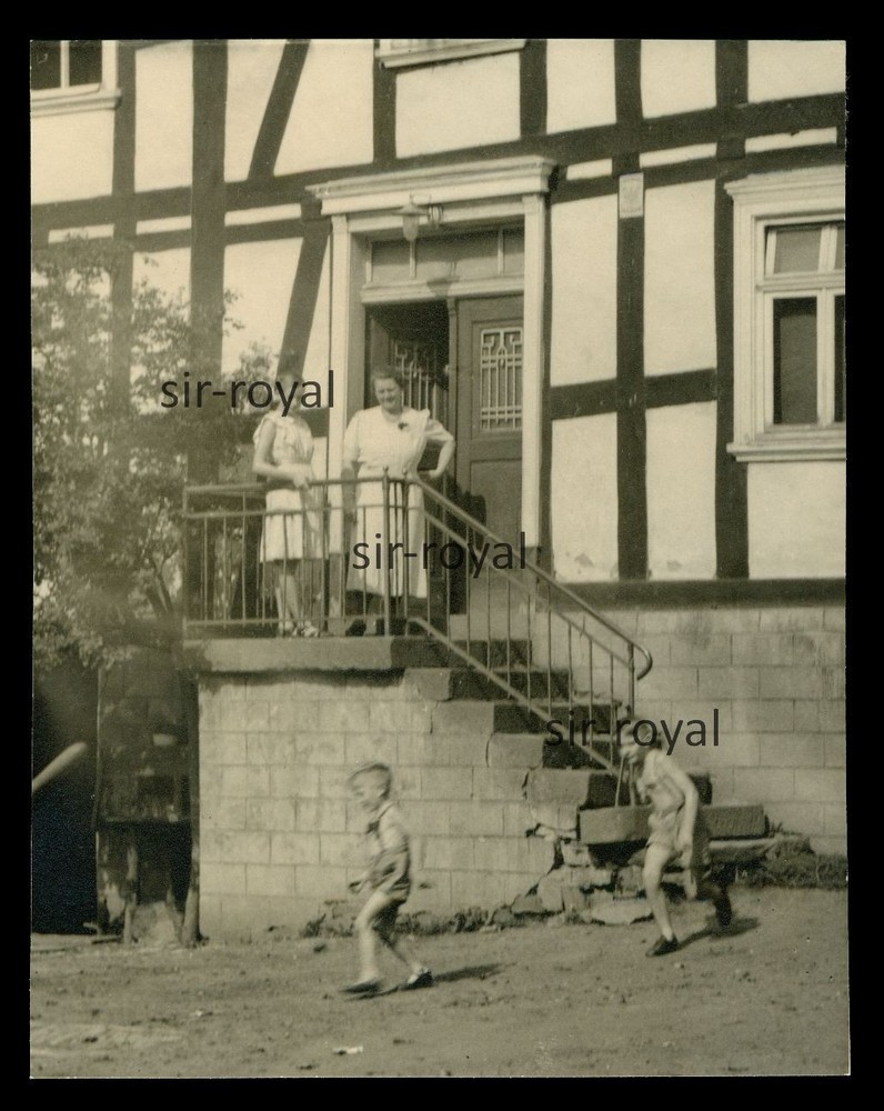 Alertshausen near Bad Berleburg 1942 – Family in Front of House – 1940s – Photo 8x11cm