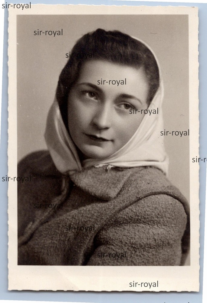 Pretty woman with headscarf – photo 6x9cm