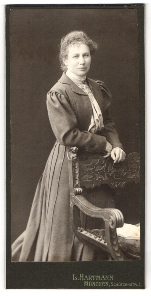 Photograph L. Hartmann, Munich, Schützenstr. 1, Common Lady in Dress