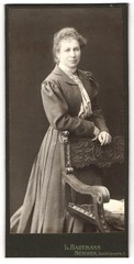 Photograph L. Hartmann, Munich, Schützenstr. 1, Common Lady in Dress