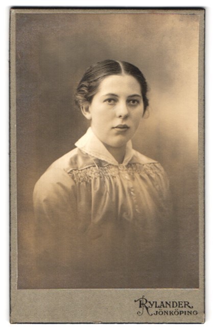 Photograph Rylander, Jönköping, Östra Storgatan 24, portrait young lady in hübs