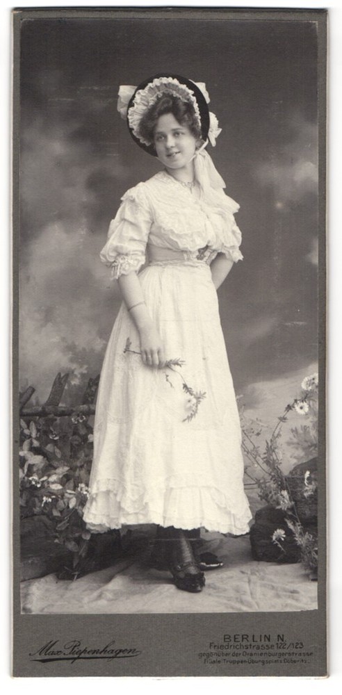 Photograph Max Piepenhagen, Berlin, Friedrichstrasse 122-123, young lady in white
