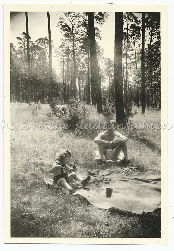 Father & Daughter 1935 – Forest Leisure Game – Vintage Photo 1930s