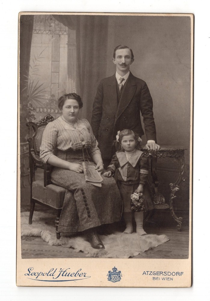 CAB Photo Beautiful Family Picture – Atzgersdorf in Vienna 1900s