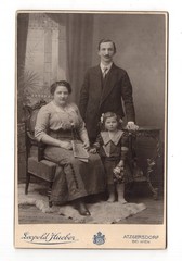 CAB Photo Beautiful Family Picture – Atzgersdorf in Vienna 1900s