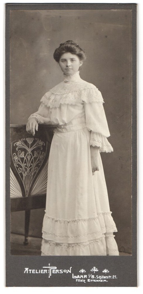 Photography studio person, Lahr i.B., Schillerstraße 21, Miss in white Kle