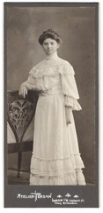 Photography studio person, Lahr i.B., Schillerstraße 21, Miss in white Kle