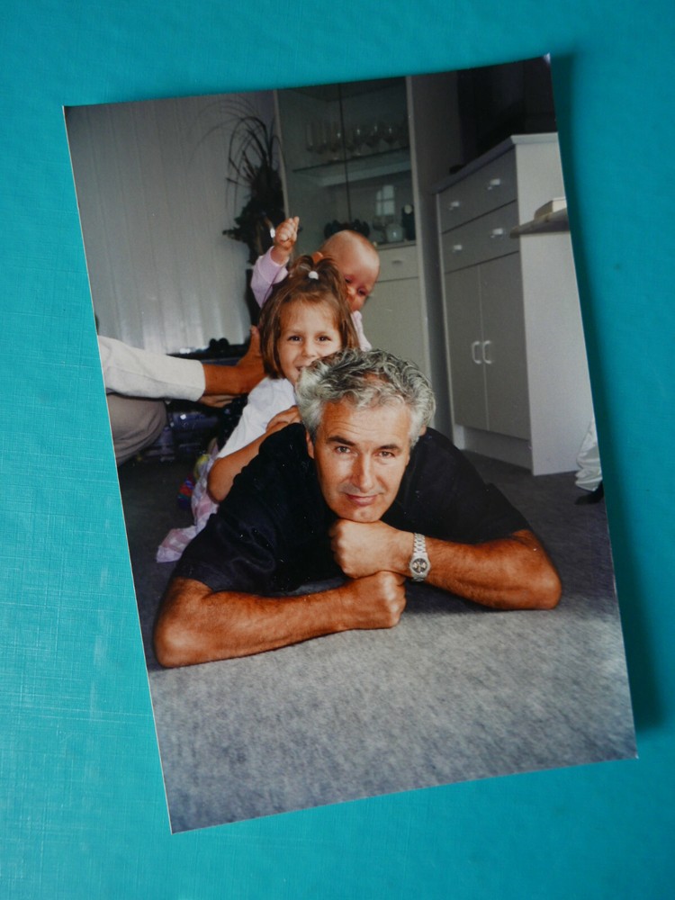 «ADDITION»: PHOTO, PHOTOGRAPH, FAMILY, GRANDCHILDREN, GRANDPA, GAME, CHILDREN, MAN, LIVING!