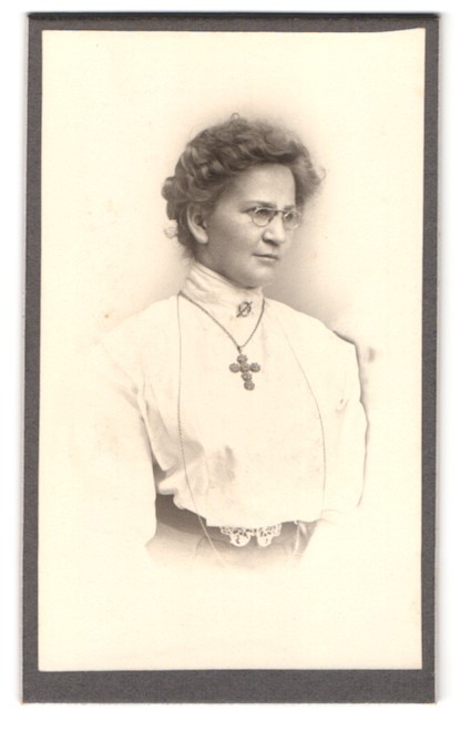 Photograph A. Irl, Mittenwald a.I., portrait woman in white blouse with pinch and