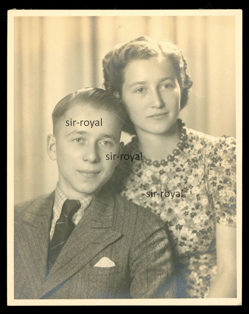 Pretty Young Couple in Portrait – 1930s 1940s – Photo Postcard 15x10cm