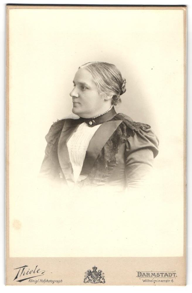 Photograph Hugo Thiele, Darmstadt, Wilhelminenstr. 6, Common Lady with Collar