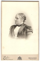 Photograph Hugo Thiele, Darmstadt, Wilhelminenstr. 6, Common Lady with Collar