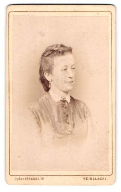 Photography Eduard Schultze, Heidelberg, Plöckstrasse 79, pretty girl smile