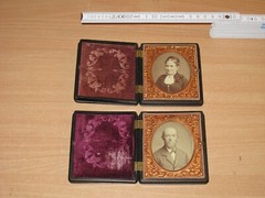 2 Old Portrait Photos In Bakelite Box Around 1910 Very Decorative