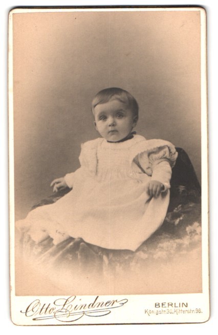 Photograph Otto Lindner, Berlin, Königstraße 30, toddler in white dress 1905