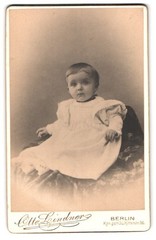 Photograph Otto Lindner, Berlin, Königstraße 30, toddler in white dress 1905