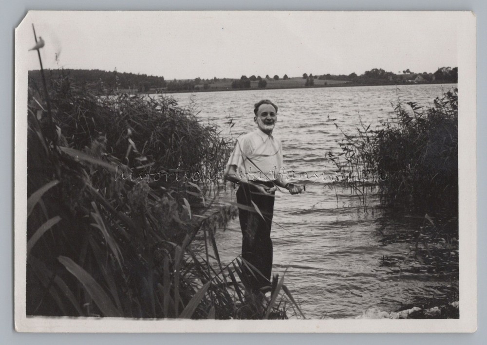 Man Shaving in Lake – Vintage Photo 1950s 1960s