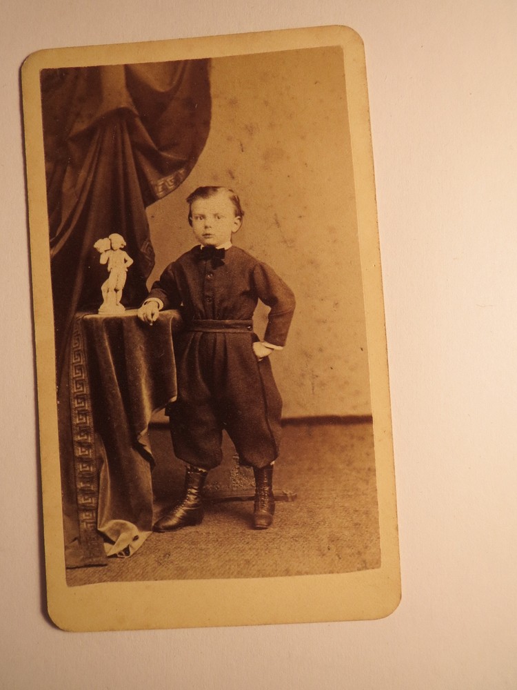 New York USA – Standing Little Boy – Statue – Backdrop Circa 1860s / CDV