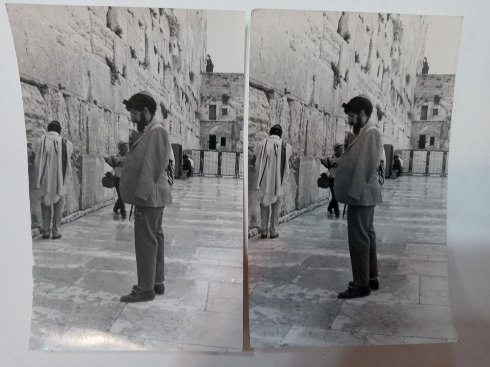 VTH 2 photos Jewish man praying at the Wailing Wall Jerusalem, Israel Holy City