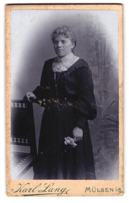 Photograph Karl Lang, Mülsen I. S., Portrait of a Woman with Flowers