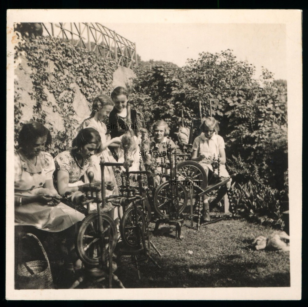 Hamburg Blankenese 1939 – Pretty BDM Girl in Spinning School – Photo 9x9cm
