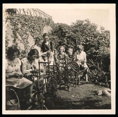 Hamburg Blankenese 1939 – Pretty BDM Girl in Spinning School – Photo 9x9cm