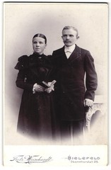 Photograph Fritz Weinhardt, Bielefeld, Obernthorwall 25, couple in tradition