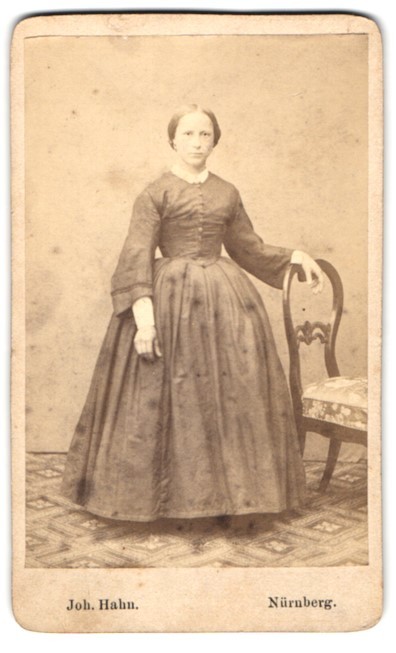 Photograph Joh. Rooster, Nuremberg, in front of Max-Thor, commoner lady next to one
