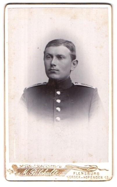 Photograph M.B. Schultz, Flensburg, Norder-Hofenden 13, portrait of a young G