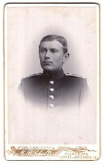 Photograph M.B. Schultz, Flensburg, Norder-Hofenden 13, portrait of a young G