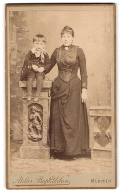 Photograph Bapt. Urban, Munich, Dachauerstrasse 25, mother and son in Bürgerl