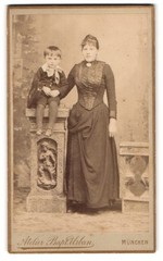 Photograph Bapt. Urban, Munich, Dachauerstrasse 25, mother and son in Bürgerl
