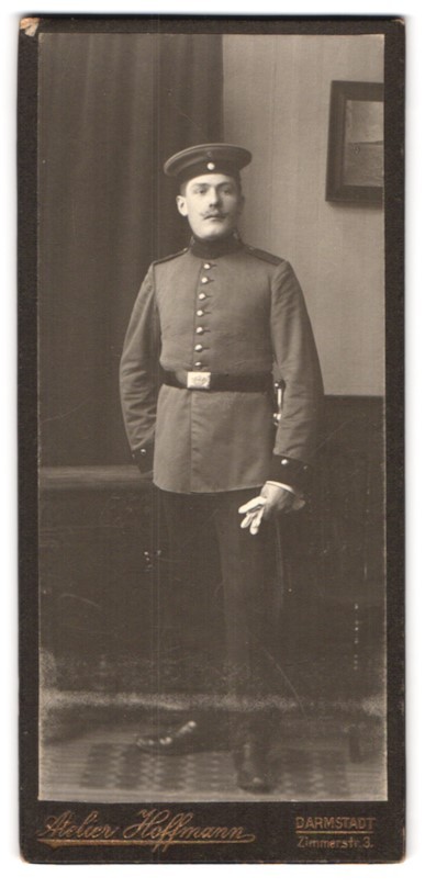 Photograph Hoffmann, Darmstadt, Zimmerstraße 3, soldier in uniform with kitten